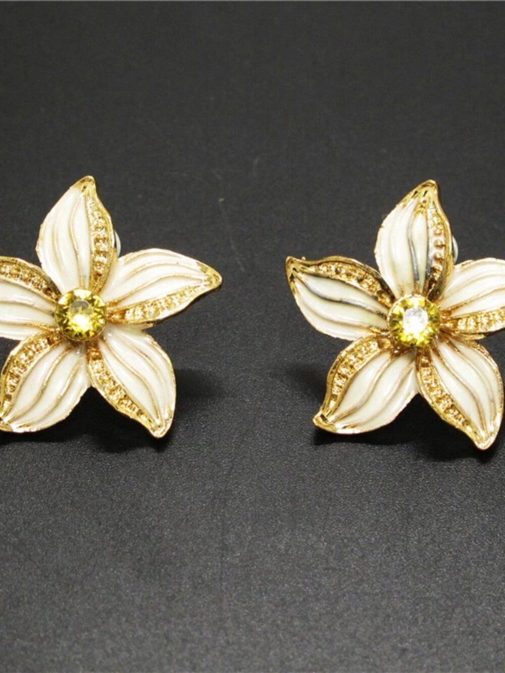 Betsey Johnson White and champagne Floral Necklace Earring set NEW - Picture 3 of 5